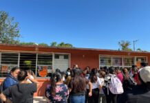 Papás bloquean carretera; exigen destitución de docentes de telesecundaria en Xalapa