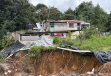 Socavón amenaza con devorar la casa de don Fidel en Tlalnelhuayocan