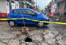 Pobladores peligran por socavón en Coatepec