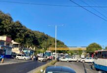 Bloquean carretera Xalapa-Perote; exigen justicia para Ingrid tras ser atropellada