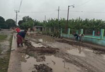 Pobladores reparan calles con recursos propios en San Rafael