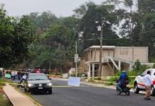 Bloquean la carretera Totutla-Huatusco; exigen docente para primaria