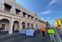 Exempleados del Seguro Popular colapsan centro de Xalapa; exigen pago de laudos