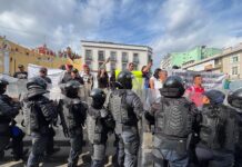 Granaderos desalojan a manifestantes en Xalapa