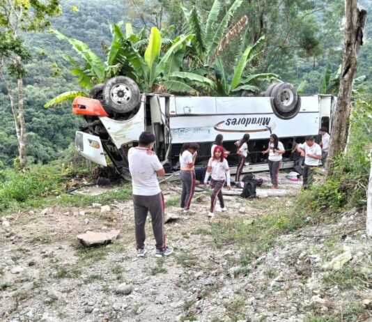 Vuelca autobús en Emiliano Zapata; una joven estudiante murió