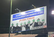 Espectaculares anónimos en Xalapa acusan a Junta de Gobierno de la UV de «faltar a la Ley»