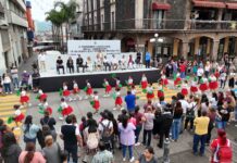 En Córdoba, niños, niñas y jóvenes llenan de color y alegría el desfile de la Revolución Mexicana