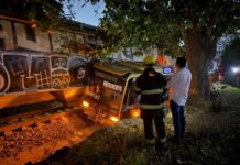 Autobús intenta ganarle el paso al tren y es arrastrado en Veracruz Puerto