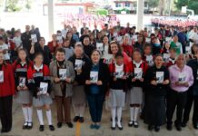 Entrega SEV cartillas de los Derechos de las Mujeres, en secundaria de Xalapa