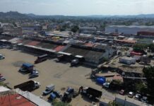 Riesgo sanitario por colapso de drenajes en Central de Abastos Poza Rica