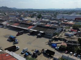 Riesgo sanitario por colapso de drenajes en Central de Abastos Poza Rica