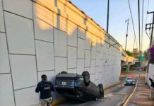 Abandona camioneta tras aparatosa volcadura en Circuito Presidentes de Xalapa