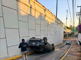 Abandona camioneta tras aparatosa volcadura en Circuito Presidentes de Xalapa