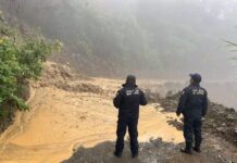 Por riesgo de derrumbes, docentes de Ilamatlán urgen reubicación