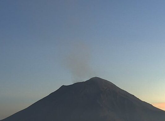 Registra el Popocatépetl 3 exhalaciones con gases volcánicos y ceniza