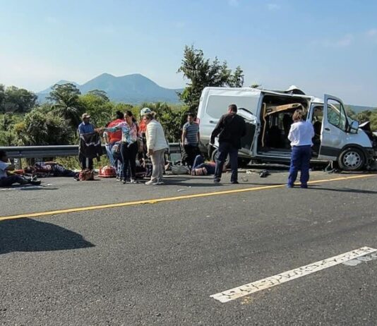 Chocan morenistas que viajaban evento de Claudia Sheinbaum en Cardel; reportan muertos y heridos