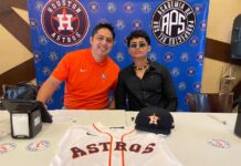 Max Villanueva Valdivia firma con los Astros de Houston