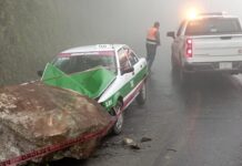Cae enorme roca sobre taxi en carretera Misantla-Xalapa