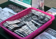 Regalan condones durante Día del Infiel en Xalapa