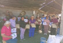 Altosano Granjas Carroll capacita para alimentar a pequeñas especies en el estiaje