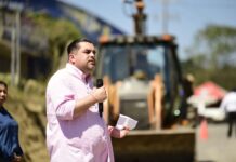 Roberto San Román da banderazo a rehabilitación de carretera municipalizada en Tantoyuca