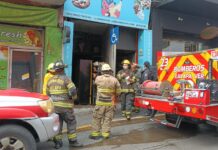 Presunta falla eléctrica en local de jugos provoca incendio en Xalapa