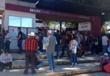 Padres de familia de Mariano Escobedo protestan en la SEV; exigen docentes