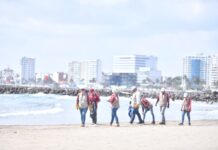 Limpian playa Mocambo, Sedema encabeza brigada