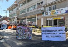 Colectivos toman la Comisión Estatal de Víctimas; montan campamento y exigen la destitución de Namiko Matsumoto