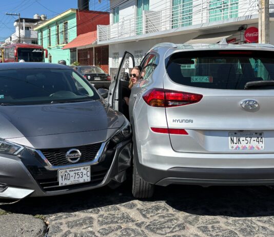 Conductora se fuga tras percance vial en Xalapa