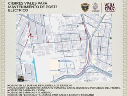 Cierran vialidades por retiro de poste de luz en Las Antillas, Veracruz