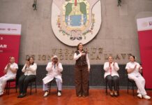 Entrega Rocío Nahle uniformes a personal hospitalario; anuncia compra de 60 ambulancias