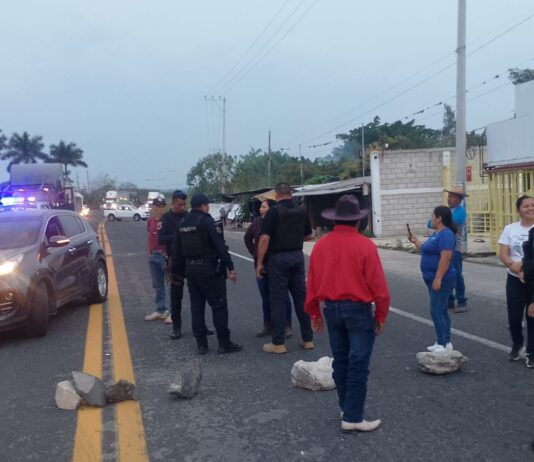Bloquean carretera libre Xalapa-Veracruz; exigen paridad en subagencia municipal de Emiliano Zapata