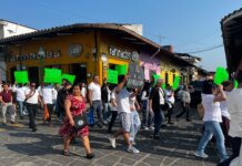 Protestan locatarios del mercado de Coatepec; exigen retiro de ambulantes