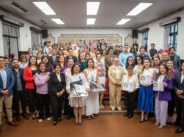 Por su ejemplo de organización y compromiso con la comunidad, xalapeñas recibieron la Medalla Insurgente