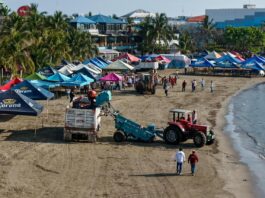 Descacharriza Ayuntamiento de Veracruz playa de Villa del Mar; retiran 40 toneladas de desechos