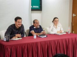 Gobierno de Veracruz acuerda apoyo a pescadores afectados por hidrocarburo en Laguna de Carrizal