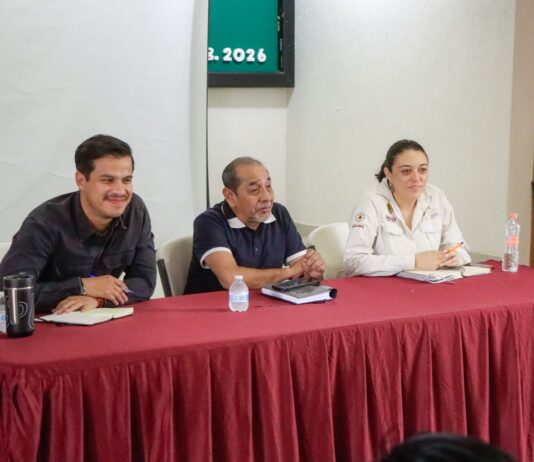 Gobierno de Veracruz acuerda apoyo a pescadores afectados por hidrocarburo en Laguna de Carrizal