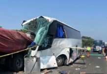 Autobús choca contra tráiler; reportan un fallecido y 12 heridos en Isla