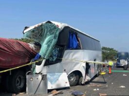 Autobús choca contra tráiler; reportan un fallecido y 12 heridos en Isla