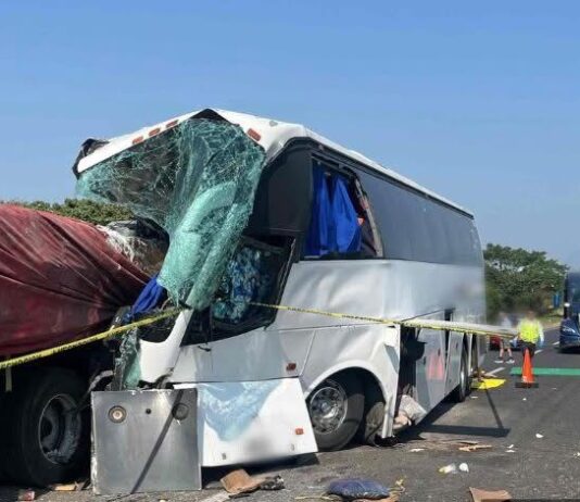 Autobús choca contra tráiler; reportan un fallecido y 12 heridos en Isla