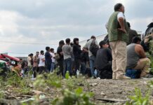 Rescatan a 229 migrantes hacinados en un tráiler robado dentro de corralón en Xalapa