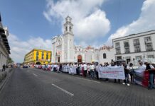 Jubilados de CFE protestan contra reducción al 50% de sus pensiones