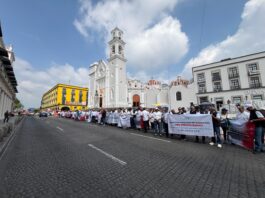 Jubilados de CFE protestan contra reducción al 50% de sus pensiones