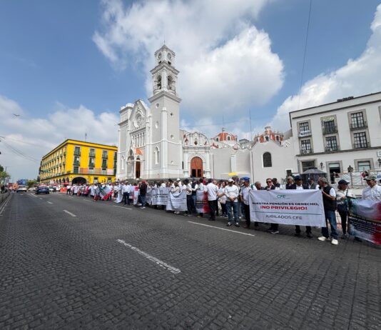 Jubilados de CFE protestan contra reducción al 50% de sus pensiones