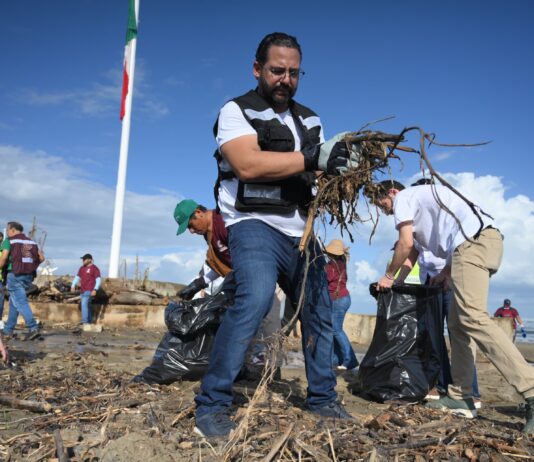 Responde ciudadanía al llamado de Pedro Miguel Rosaldo y se suma a jornada de limpieza en playa de Coatzacoalcos