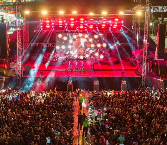 Invaden Kabah y JNS de nostalgia noventera el Teatro del Pueblo de la Expo Feria Coatza 2026