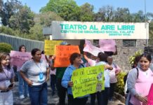 Protestan en IMSS para evitar cierre de guardería en Coatepec