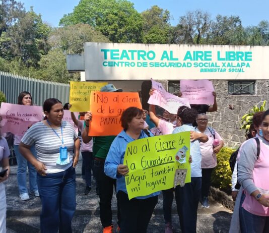 Protestan en IMSS para evitar cierre de guardería en Coatepec
