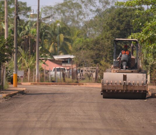 Supervisa Rocío Nahle rehabilitación de la carretera Acayucan–Soteapan